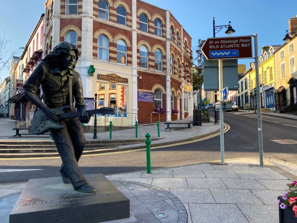 Rory Gallagher statue in Ballyshannon (Image: Discover Bundoran)